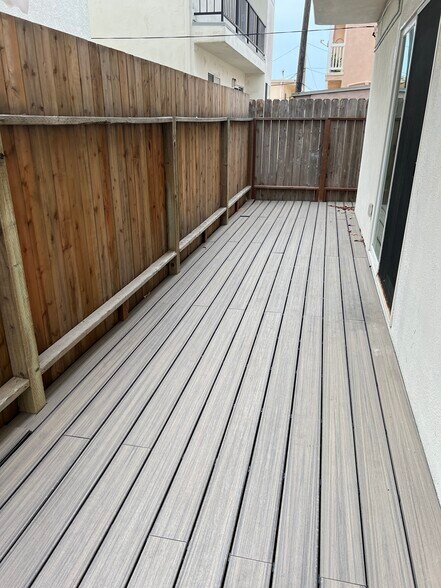 Private Patio - 216 44th St