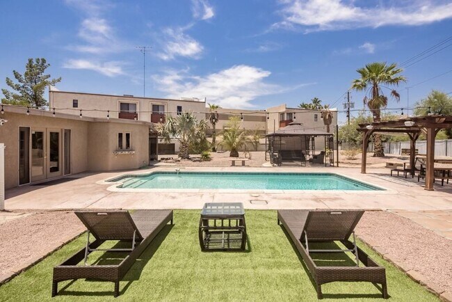 Building Photo - 4 Bedroom Pool Home Located Downtown