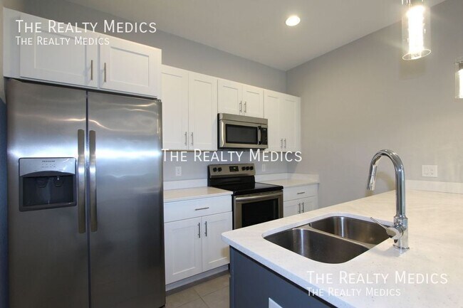 Building Photo - 211 Bedford Dr