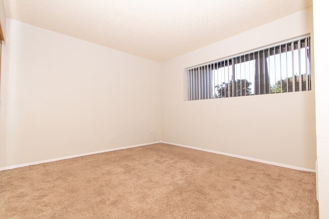 Building Photo - Private 2-bed/2-bath, Corner Location Cond...
