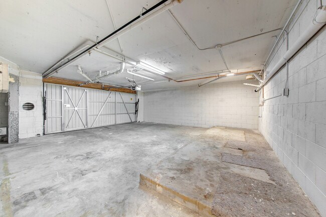 Building Photo - 604 W Wilson Ave