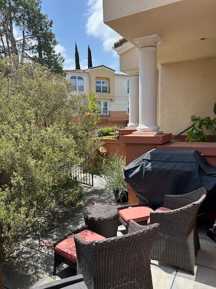 Building Photo - 1020 S San Marino Way