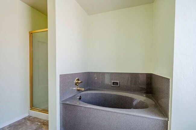 Building Photo - Bright & Spacious 3-Bed Oasis with Pool in...