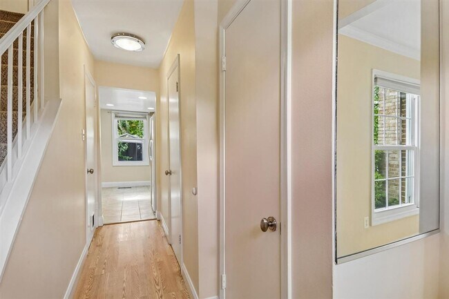 Building Photo - Lovely 2 BR Townhome off Wootton Parkway. Available NOW!