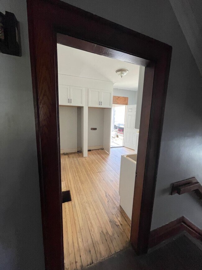 Building Photo - Large Brick 7 bedroom home.