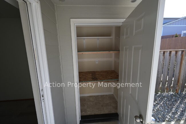 Building Photo - 2 bed 1 bath apartment in Port Angeles, close to Peninsula College and the Olympic National Par