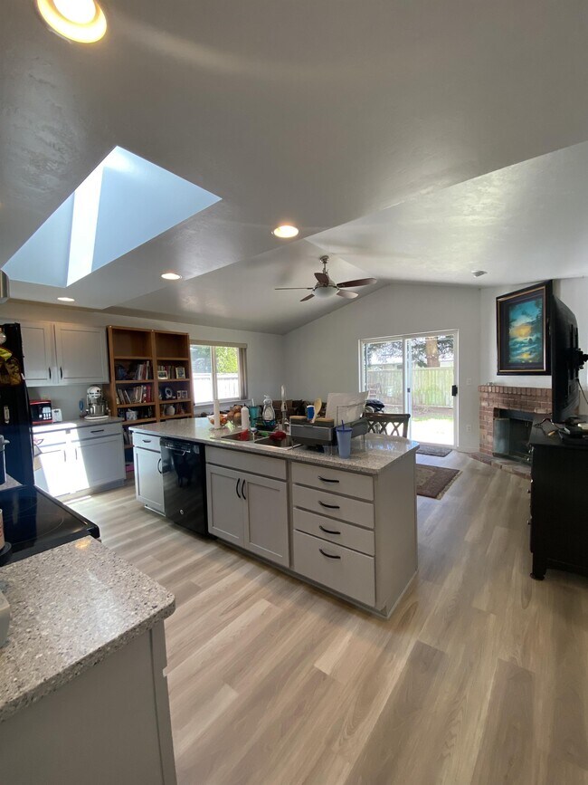 Building Photo - 6128 Thornbury Ct SE