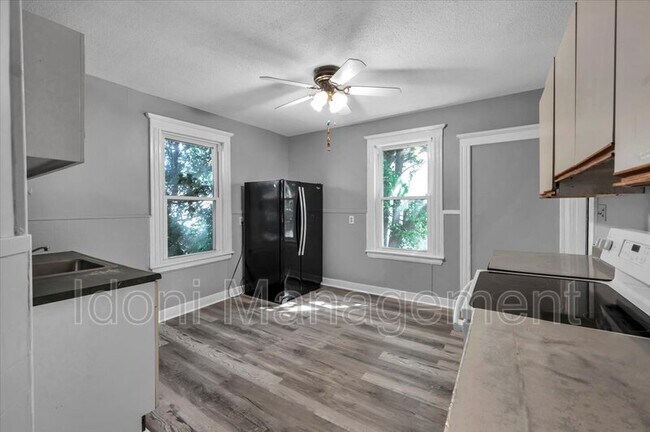 Building Photo - 694 Main St