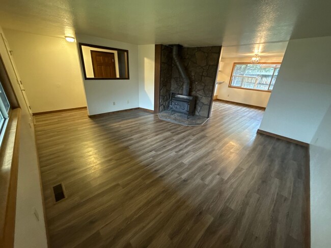 Building Photo - NE 3 Bdrm, 2 Bath House, All Appliances, W...