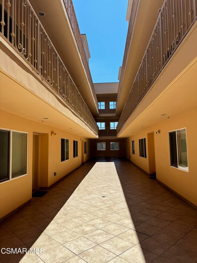 Building Photo - 13525 Vanowen St