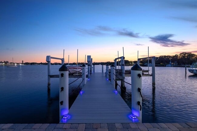 Building Photo - 2785 Bayside Dr S