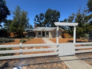Building Photo - 3 Bedroom, 2 Bath Home for Lease