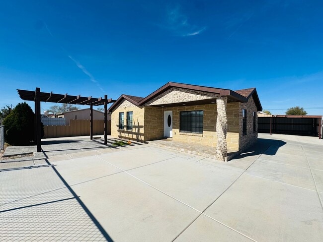 Primary Photo - 620 E Main St