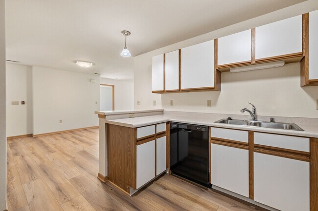 Building Photo - Condo Style Upper 2 bedroom 2 bathroom Apartment Available