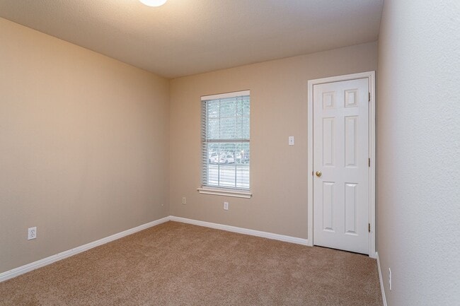 Building Photo - Charming 4-Bedroom, 2-Bath Home with Moder...