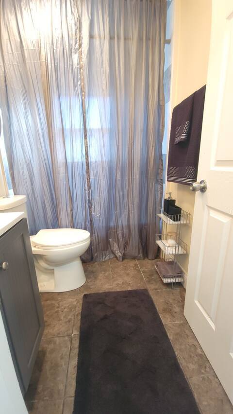 Full Bathroom - 2137 Highland Ave