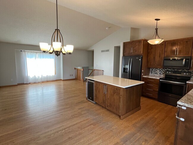 Building Photo - Beautifully Updated 4-Bed Home in Prime NW Location!