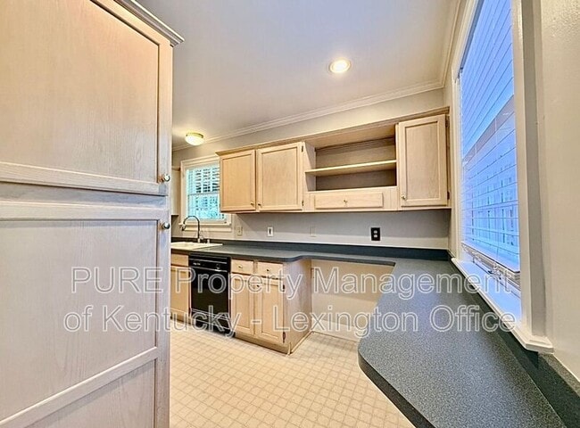 Building Photo - 484 Hart Rd