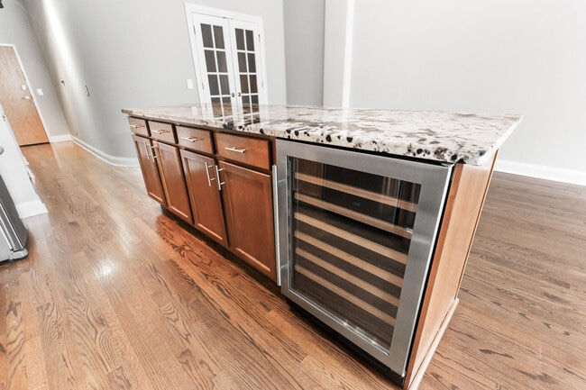 Building Photo - 1000 W Adams St