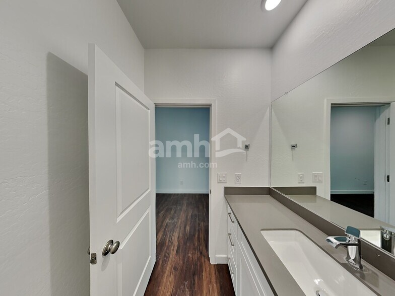 Building Photo - 2124 W Alicia Dr