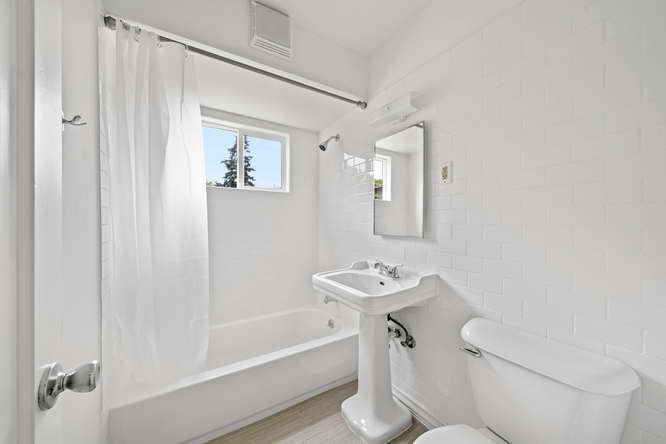 Full Bathroom - 8808 N Peninsular Ave