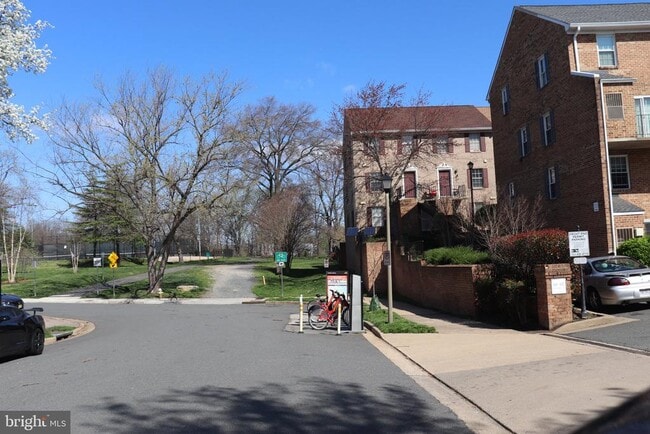 Building Photo - 942 S Rolfe St