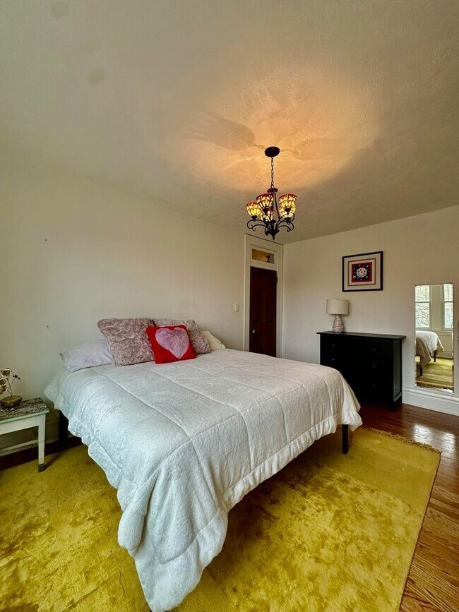 Building Photo - 516 Fourth Street 1.2 miles to CC, 4 Bed 2...