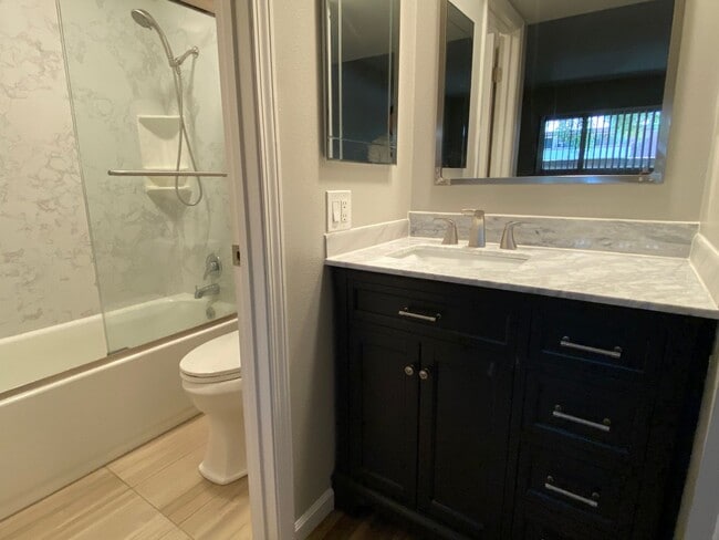 Building Photo - Remodeled 1 Bedroom 1 Bath Condo in Desira...