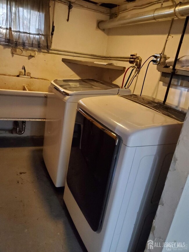 Building Photo - 250 Thomas St