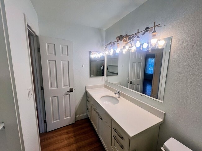 Building Photo - 2 Bedroom Condo for Rent