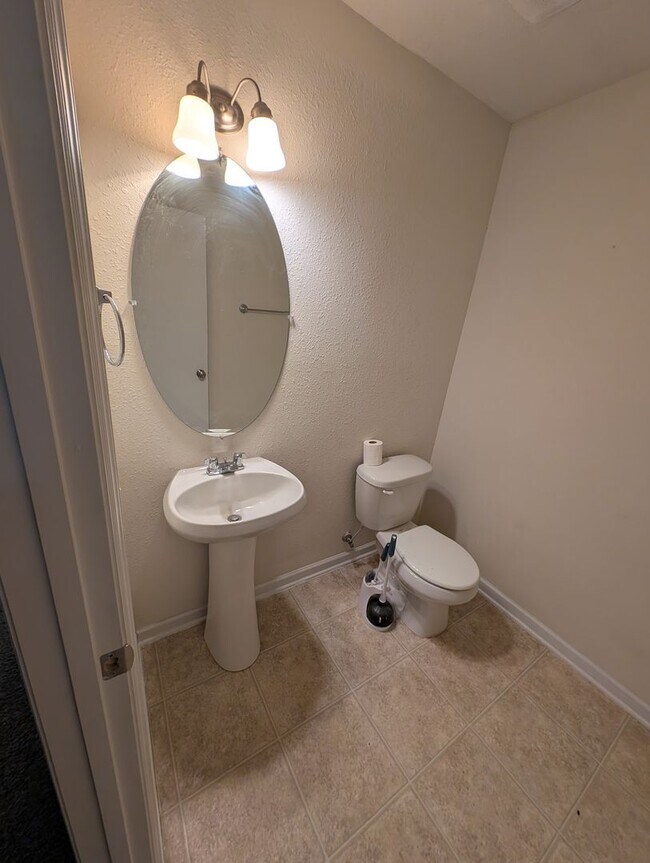 Building Photo - 204 Valleyside Dr NE