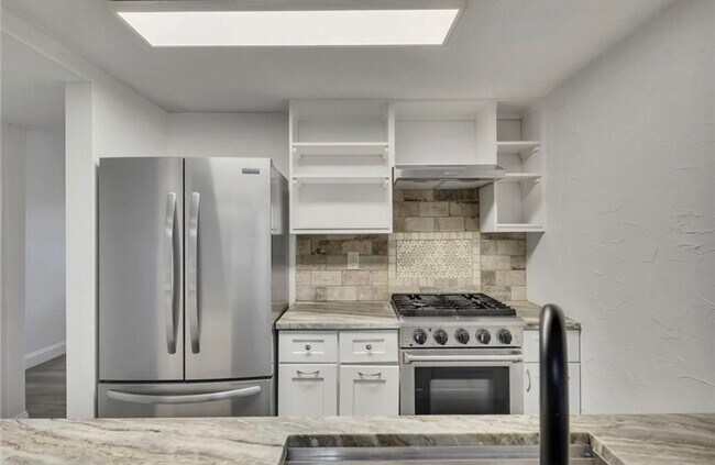 Building Photo - Renovated townhome in Great Alpharetta location