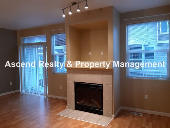 Building Photo - Sexton Mtn 3 Bed End Unit Townhome, Huge G...