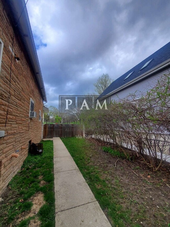 Building Photo - 2829 S Howell Ave