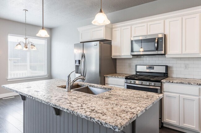 Building Photo - Bright and Charming Townhome Nestled in th...
