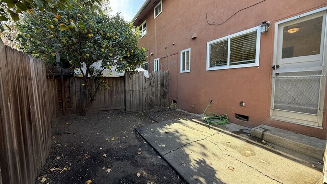 Building Photo - Cozy 2 Bedroom 1 1/2 Bath Townhouse Style ...