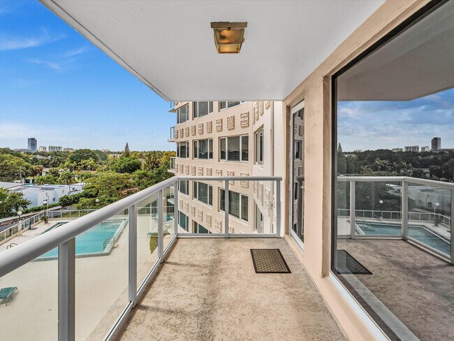 Building Photo - 3000 Holiday Dr