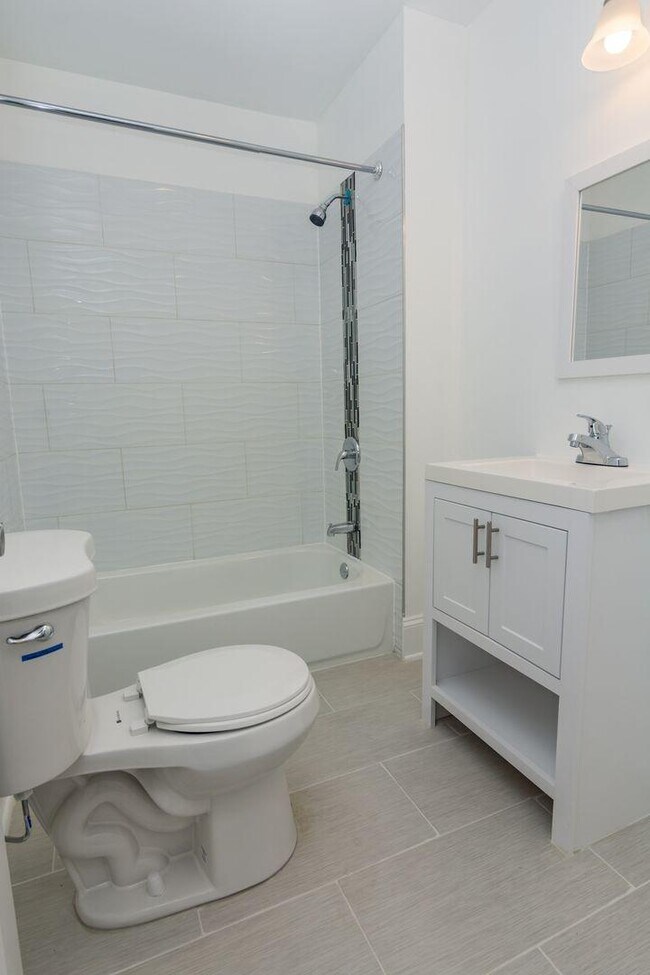 Building Photo - 2 bedroom in Chicago IL 60637