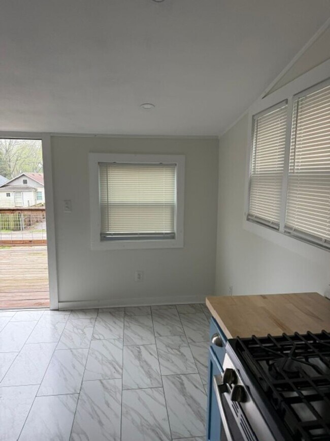 Building Photo - Updated 2-bedroom, 2-story home in the heart of Kansas City!
