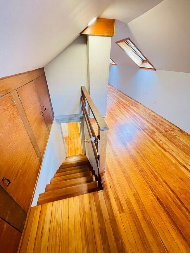 Building Photo - 1100 32nd St