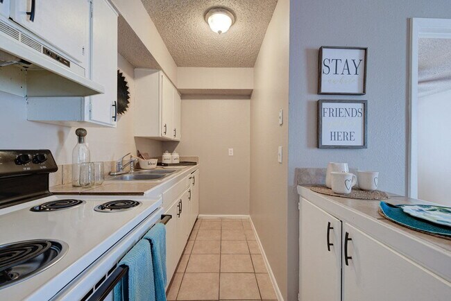 Building Photo - Move in Special - South Side 1 Bedroom