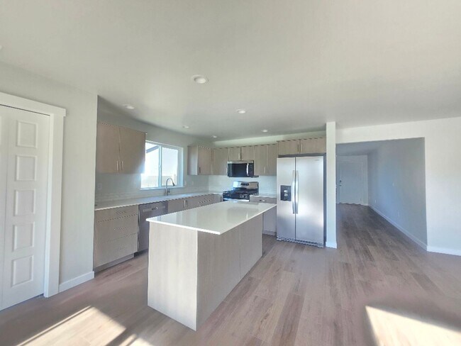 Building Photo - Beautiful Brand New home