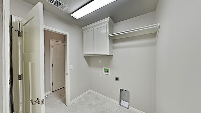 Building Photo - 4 Bedroom 2 Bathroom 2 Car Garage Home with Storm Shelter in East Edmond