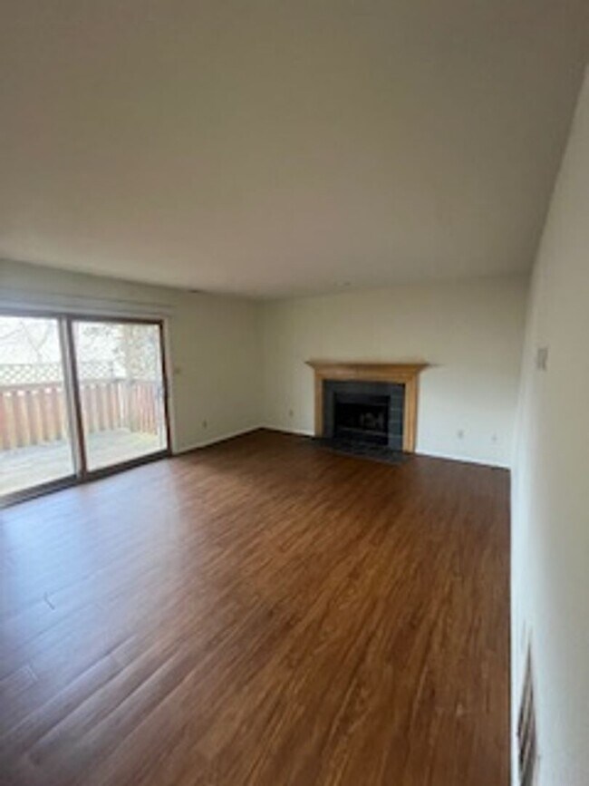 Building Photo - PRICE DROP! Charming 3 bed 2.5 bath Townhome! *6-MONTH LEASES ACCEPTED!*