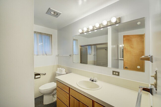 Building Photo - 2bd/1.5ba Redmond Home