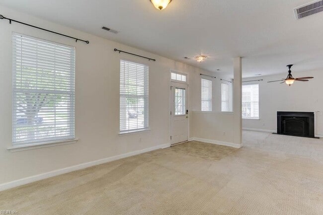 Building Photo - 528 Normandy St