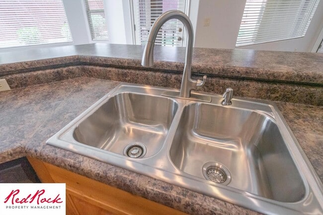 Building Photo - 4 Bedroom in Amber Estates - Newer LVP Flooring throughout home!