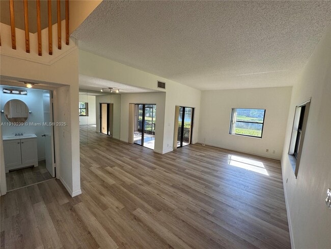 Building Photo - 573 Racquet Club Rd