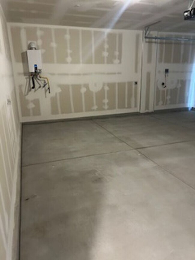 Building Photo - Spacious New Home with 5 Bedrooms in Hende...