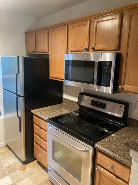 Building Photo - 100 Reflections Dr